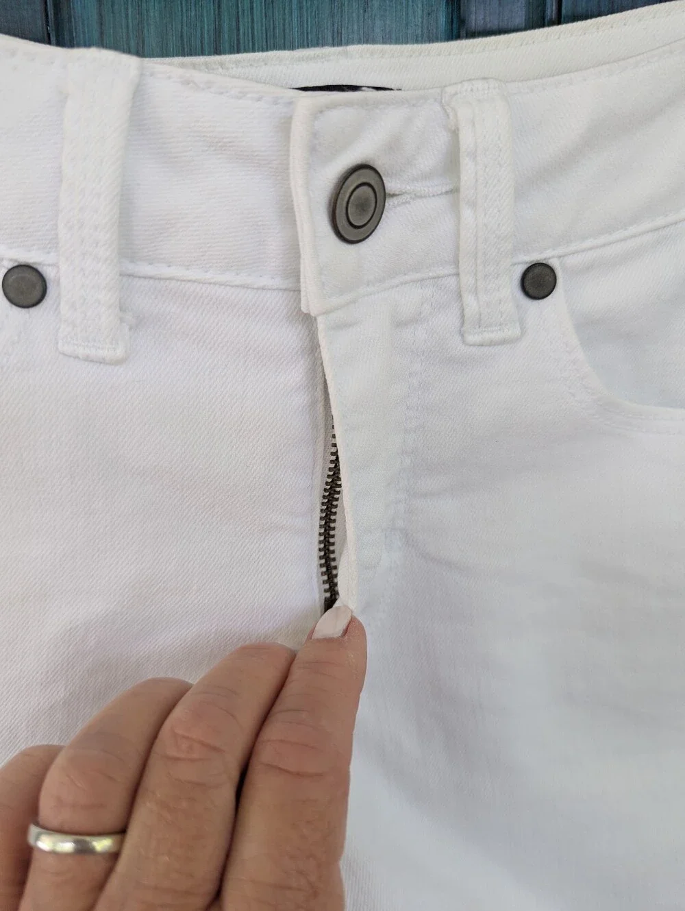 G by Giuliana White Frayed Hem Denim Shorts | Size 4 See measurements